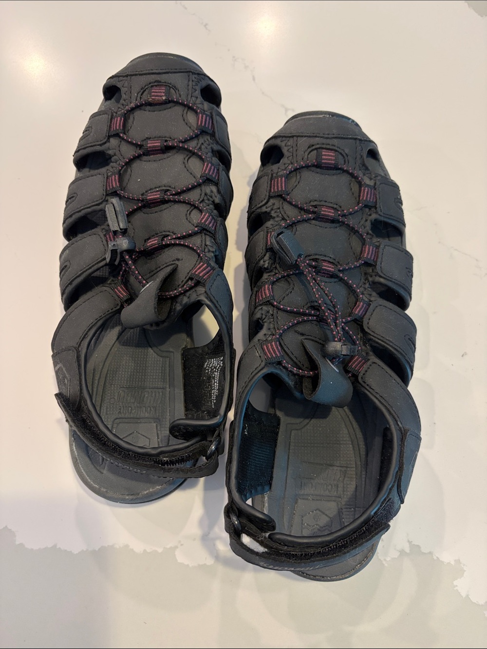 Black Outdoor Women’s Water Shoes/ Sandals Size 9m with Pink Accent